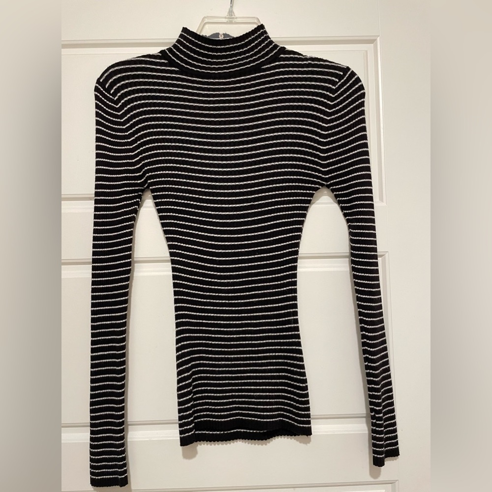 🖤 Black and white top/undershirt🖤